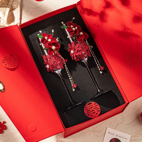 Hochzeit Champagnergläser Kristall Kelch Geschenkkarton Rot Bestickt Blumen Perle Quaste Trinkbecher