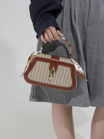 Sac à Main Tissé en Paille de Mode pour Femmes Sac Bandoulière Décontracté Petit Sac Boîte avec Écharpe et Chaîne