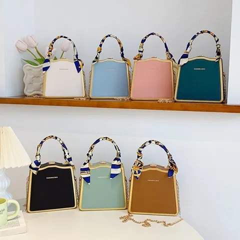 Femme Mode PU Cuir Petit Sac Carré Avec Chaîne Métallique Et Décoration Foulard Soie Élégant Sac Main