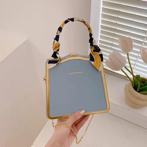 Femme Mode PU Cuir Petit Sac Carré Avec Chaîne Métallique Et Décoration Foulard Soie Élégant Sac Main