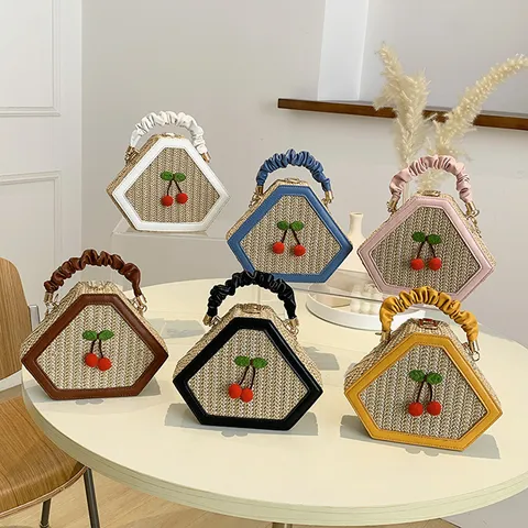 Sac Bandoulière en Paille pour Femmes Sac Épaule Tissé Joli Pendentif Cerise Poignée Supérieure Sac à Main Fermoir Tournant Sac Décontracté