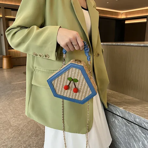Sac Bandoulière en Paille pour Femmes Sac Épaule Tissé Joli Pendentif Cerise Poignée Supérieure Sac à Main Fermoir Tournant Sac Décontracté