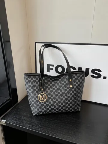 Damen Mode Monogramm Tragetasche Hochwertiges PU-Leder Große Kapazität Pendler Schultertasche Elegante Buchstaben Druck Handtasche Mit M Anhänger
