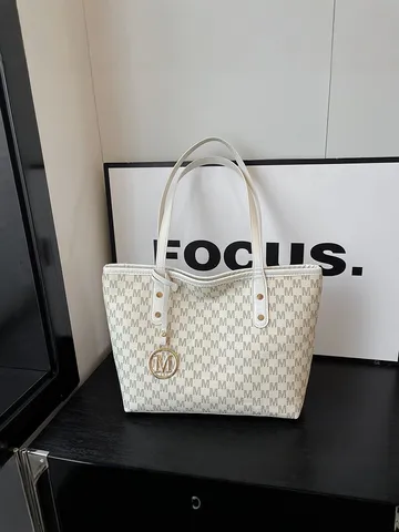 Damen Mode Monogramm Tragetasche Hochwertiges PU-Leder Große Kapazität Pendler Schultertasche Elegante Buchstaben Druck Handtasche Mit M Anhänger