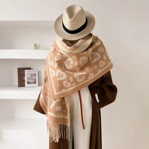 Écharpe Femme Rétro Imprimé Léopard Cœur Hiver Double Face Jacquard Châle à Glands Chaud Cache-Col en Polyester Pashmina