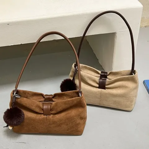 Vrouwen Suède Strik Schoudertas Minimalistisch Woon-werkverkeer Onderarm Tas Mode Trendy Patchwork Handtas Met Kwastje Ornament