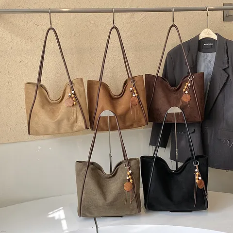 Dames Vintage Faux Suède Tote Tas Grote Capaciteit Woon-werkverkeer Schoudertas Met Houten Kraal Kwastje Bedeltje PU Leer Handtas
