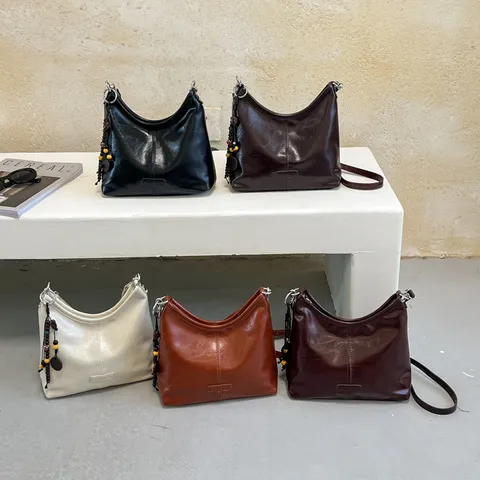 Dames PU Lederen Dumpling Schoudertas Eenvoudige Niche Veelzijdig Casual Onderarm Handtas Met Hanger 2026 Herfst Stijl