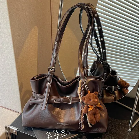 Mode Veelzijdige PU Leer Vrouwen Tote Bag Eenvoudige Forens Schoudertas Met Beer Hanger Stiksel Urban Stijl Handtas