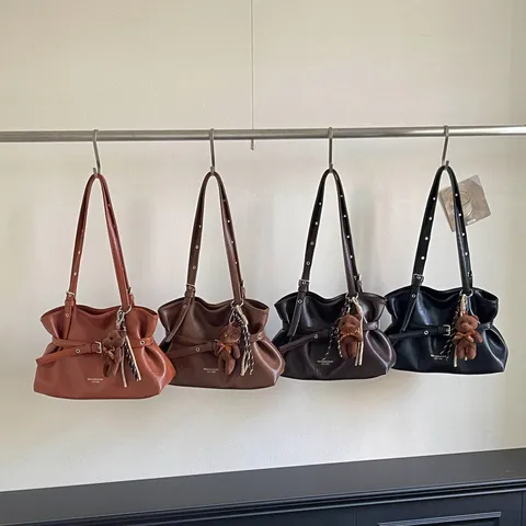 Mode Veelzijdige PU Leer Vrouwen Tote Bag Eenvoudige Forens Schoudertas Met Beer Hanger Stiksel Urban Stijl Handtas