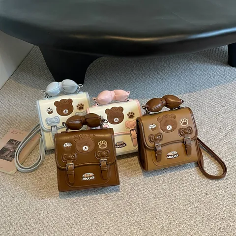 Dames Mode Strik Rugzak Kawaii Beer Borduurwerk PU Leer Handtas Casual Woon-werkverkeer Schoudertas Multifunctionele Daypack Voor School Dagelijks Gebruik