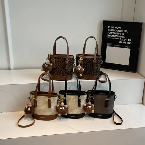 Retro Emmertas Met Luipaardprint Dames Suède PU Patchwork Crossbodytas Met Pluche Hanger Casual Handtas
