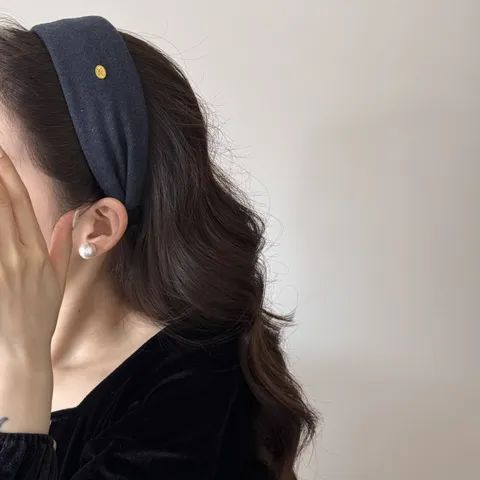 Diadema de Lana de Ala Ancha para Mujer Estilo Francés Elegante Aro de Pelo Con Etiqueta de Metal Accesorios de Pelo de Color Sólido Para Otoño Invierno