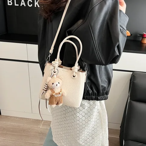 Damen PU-Leder Umhängetasche Kleine Handtasche Kompakte Eimer Tasche mit Bären-Anhänger