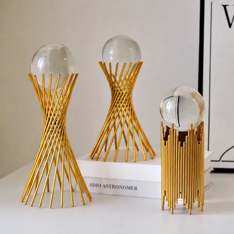 Adorno de Bola de Cristal Moderno Minimalista Soporte Hueco Geométrico de Aleación Dorada Decoración de Escritorio para Hogar Oficina
