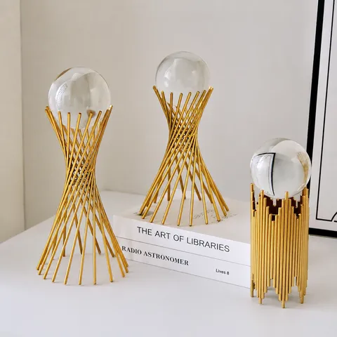 Adorno de Bola de Cristal Moderno Minimalista Soporte Hueco Geométrico de Aleación Dorada Decoración de Escritorio para Hogar Oficina