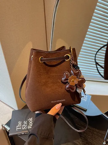 Vintage Damen PU Leder Eimertasche Minimalistisch Lässig Umhängetasche Einfache Wildlederstruktur Handtasche Mit Blumenanhänger