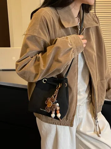 Vintage Damen PU Leder Eimertasche Minimalistisch Lässig Umhängetasche Einfache Wildlederstruktur Handtasche Mit Blumenanhänger
