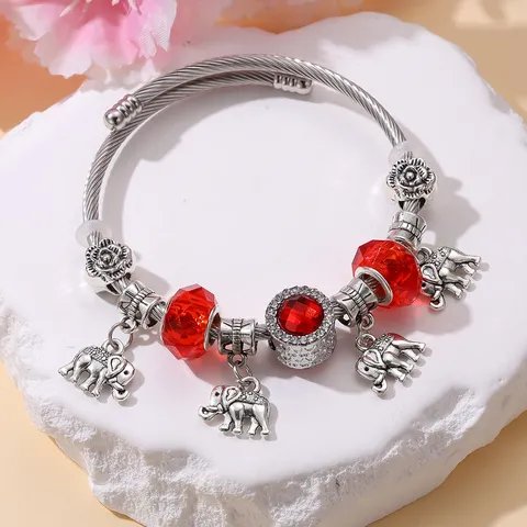 Bracciale in Filo Multistrato in Lega alla Moda con Ciondolo Elefante Carino Perline di Cristallo Rosso Regalo di Gioielli da Donna