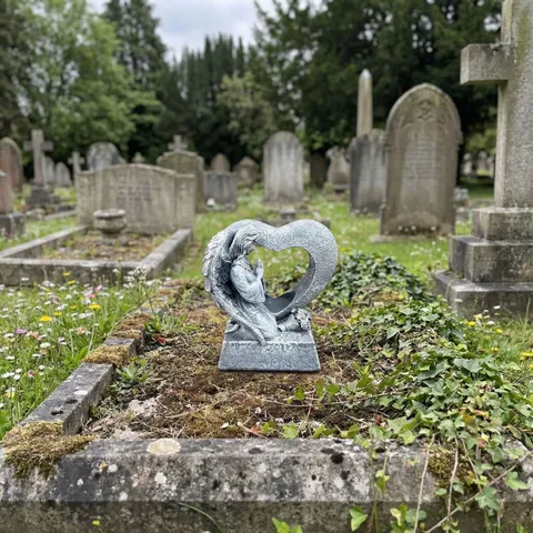 Resin Angel Praying Figurine Heart Hollow Tea Light Candle Holder Memorial Tombstone Grave Garden Home Decor Statues