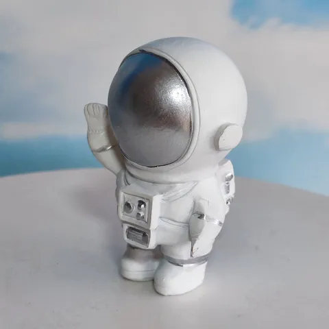 Cute Astronaut Figurine Resin Space Man Statue Desktop Ornament Home Decor Birthday Cake Topper Graduation Gift
