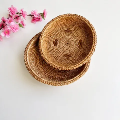 Handmade Natural Rattan Woven Storage Basket Vintage Round Fruit Basket Desktop Organizer With Flower Knot Edge Home Decor
