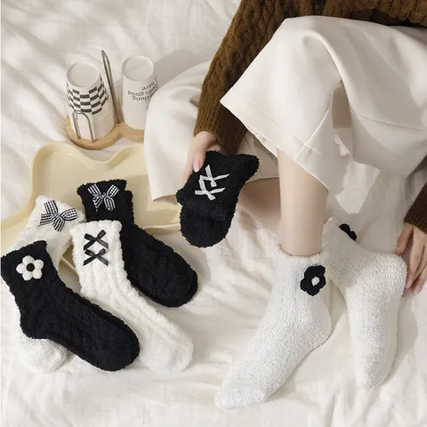 Damen Winter Verdickte Warme Korallenfleece Schlaf Socken Schleife Floral Schwarz Weiß Wadenstrümpfe
