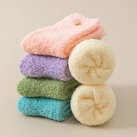 Chaussettes de Sommeil en Polaire Corail Épaisse pour Femmes Chaussettes Chaudes de Sol pour Maison Hiver avec Jolie Broderie Cœur