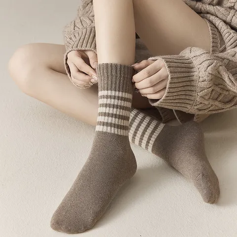 Damen Verdickte Wollmischung Crew Socken Winter Warm Gestreifte Mid-Tube Socken Casual Mode Thermische Socken