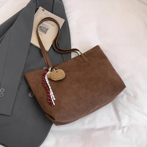 Bolso Tote de Gran Capacidad para Mujer Bolso de Hombro de Ante Bolso de Mano Casual para Commuter con Colgante de Oso Bolso de Compras de Moda