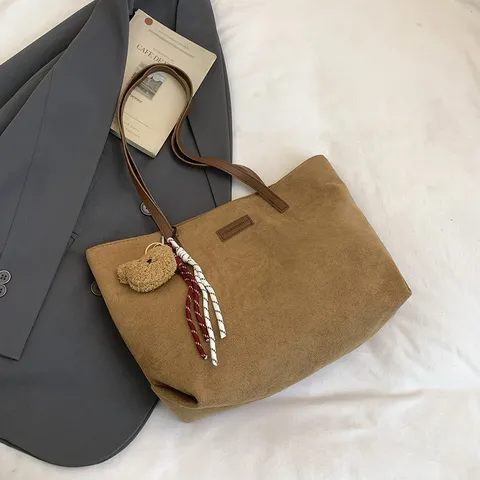 Bolso Tote de Gran Capacidad para Mujer Bolso de Hombro de Ante Bolso de Mano Casual para Commuter con Colgante de Oso Bolso de Compras de Moda
