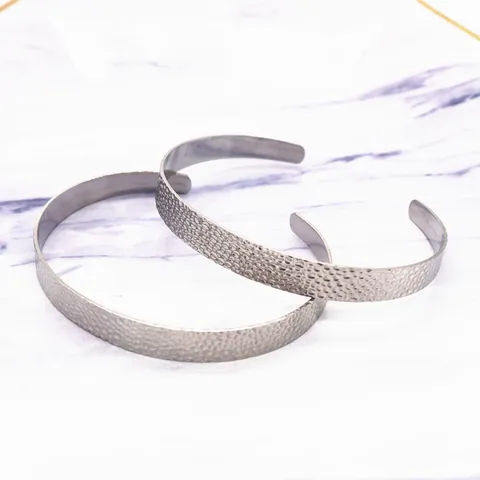 Minimalista Acero Inoxidable Abierto Tipo C Brazalete Pulsera Mate Martillado Textura Ajustable Pareja Joyería Regalo