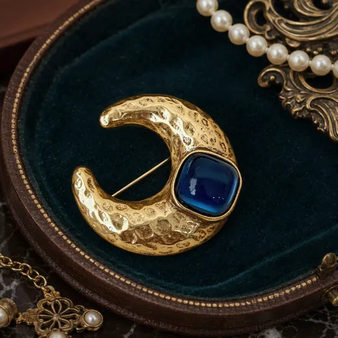 Vintage Gehamerde Textuur Halve Maan Broche Voor Dames Heren Zinklegering Blauwe Hars Ingelegde Antiek Stijl Pak Accessoires Sieraden