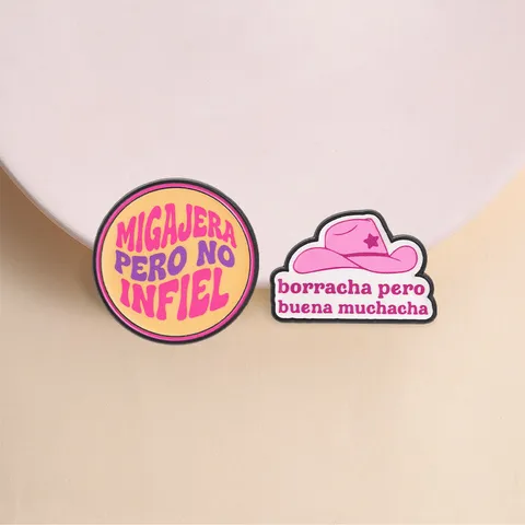 Lustige Spanische Slogan Brosche Rosa Cowboyhut Lateinischer Stil Emaille Anstecknadel Mode Legierung Abzeichen Für Rucksack Kleidung Zubehör