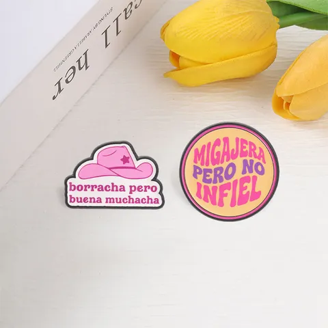 Lustige Spanische Slogan Brosche Rosa Cowboyhut Lateinischer Stil Emaille Anstecknadel Mode Legierung Abzeichen Für Rucksack Kleidung Zubehör