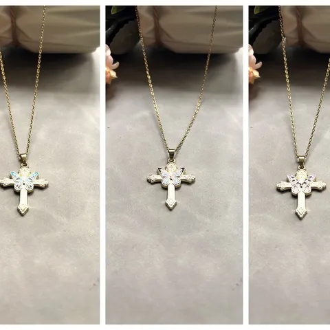 Collier Pendentif Croix et Papillon en Alliage Émaillé Style Occidental pour Femme Bijoux de Mode Y2K Design de Niche
