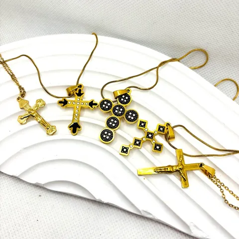 Collier Pendentif Croix en Acier Inoxydable Rétro Français pour Femme Bijoux Croix Gothique en Émail Strass Or Accessoire