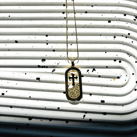 Collier Pendentif Croix en Acier Titane Plaqué Or Méandre Grec Vintage pour Femme Bijoux de Mode en Émail avec Strass Cadeau