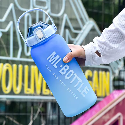 Große Kapazität Plastik Wasserflasche Gradient Mattiert Flip Deckel Sportbecher Tragbare Trinkflasche Für Damen Herren Studenten