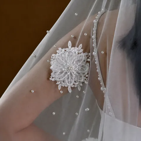 Franse Stijl Bruidssluier Met 3D Kant Bloemen En Parels Elegante Huwelijk Haaraccessoires Wit Gebroken Wit
