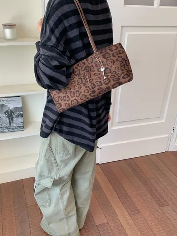 Sac Fourre-Tout Sous le Bras en Cuir PU Léopard Polyvalent pour Femmes Élégant Sac à Épaule de Grande Capacité Couleur Unie Navette Sac à Main Décontracté Avec Charme de Clé en Cœur