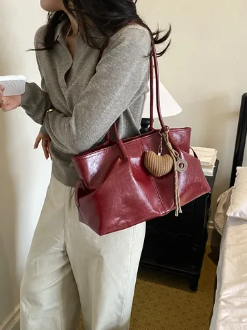 Retro Large Capacity PU Leather Tote Bag For Women Casual Commuting Pleated Shoulder Handbag With Heart Charm High Capacity Bag