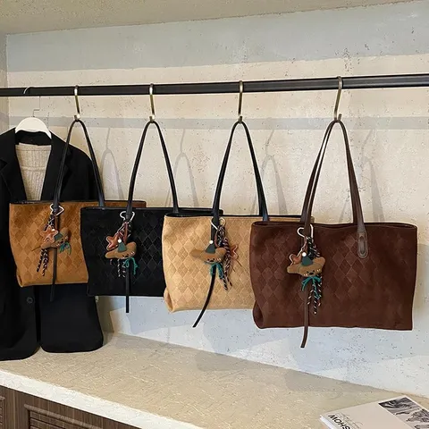 Large Capacity PU Suede Quilted Tote Bag For Women Vintage Commuting Spliced Single Shoulder Handbag With Pendant