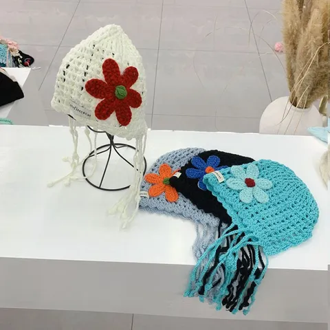 Handgemachte Häkeln Hohl Floral Strick Beanie Mütze Frauen Sommer Urlaub Sonnenschutz Hohl Out Quasten Hut Casual Strand Kopfbedeckung