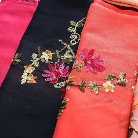 Ethischer Stil Bestickter Baumwoll-Leinen Schal Damen Leichter Atmungsaktiver Blumen Schal Weicher Sonnenschutz Kopfwickel