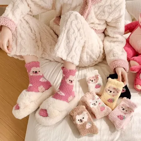 Damen Winter Warm Korallenfleece Wadenlange Socken Süßer Cartoon Bär Und Erdbeere Verdickte Weiche Schlaf Bodensocken Zubehör