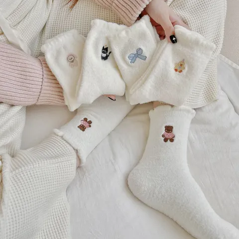 Winter Verdikte Warme Fluwelen Dames Socken Schattige Cartoon Borduurwerk Strik Beer Konijn Midden Koker Thermische Socken