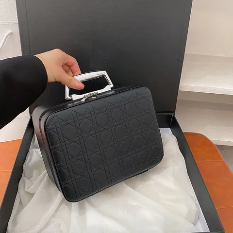 PU Lederen Cosmetische Tas Grote Capaciteit Gewatteerde Toilettas Make-up Organizer Met Handvat Van Metaal Voor Vrouwen Reizen