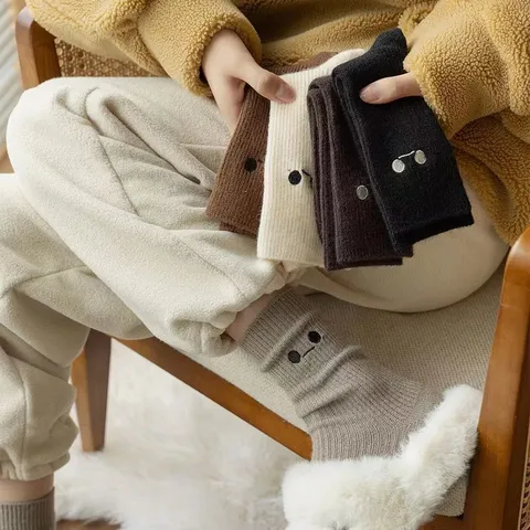 Chaussettes Chaudes en Laine et Cachemire pour Femme Hiver Mignonne Broderie Peluche Épaissies Thermiques Mi-Tubulaires Style Japonais