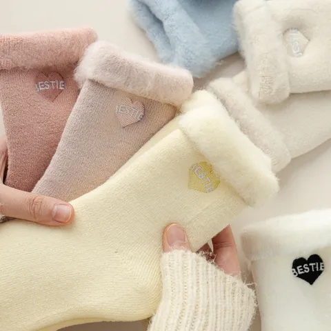 Chaussettes Mi-Mollet Thermiques Épaissies Doublées en Polaire pour Femmes Hiver Chaud Style Coréen Broderie Cœur Chaussettes de Sol Confortables